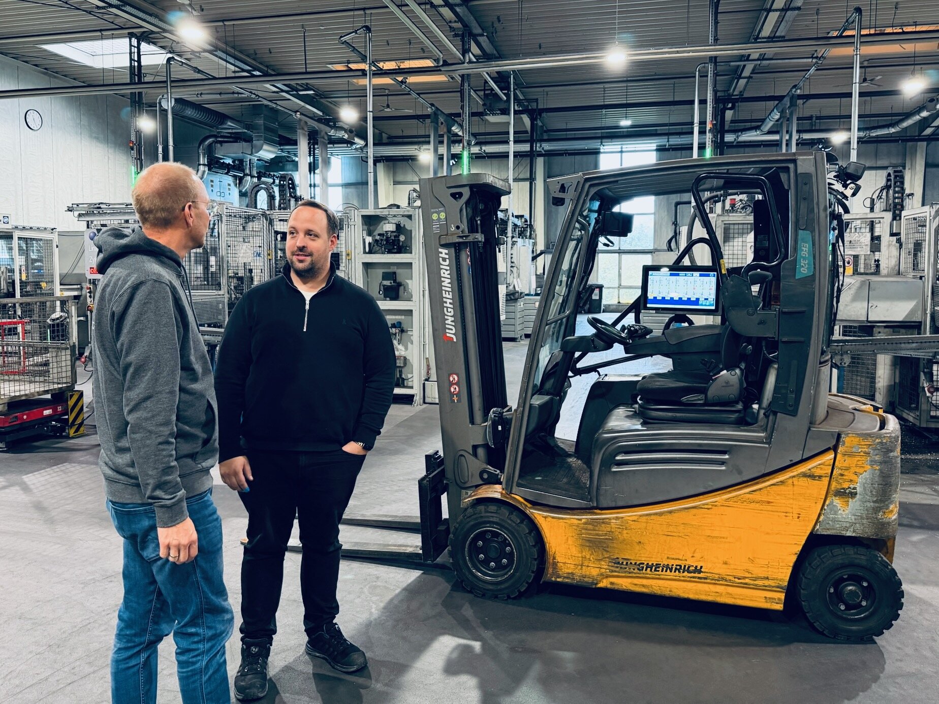 Der Kunde Michael Rahn von Eurac Lemgo und unser CTO Thomas Hüttemeier vor dem installierten Panel PC von SALZ Automation